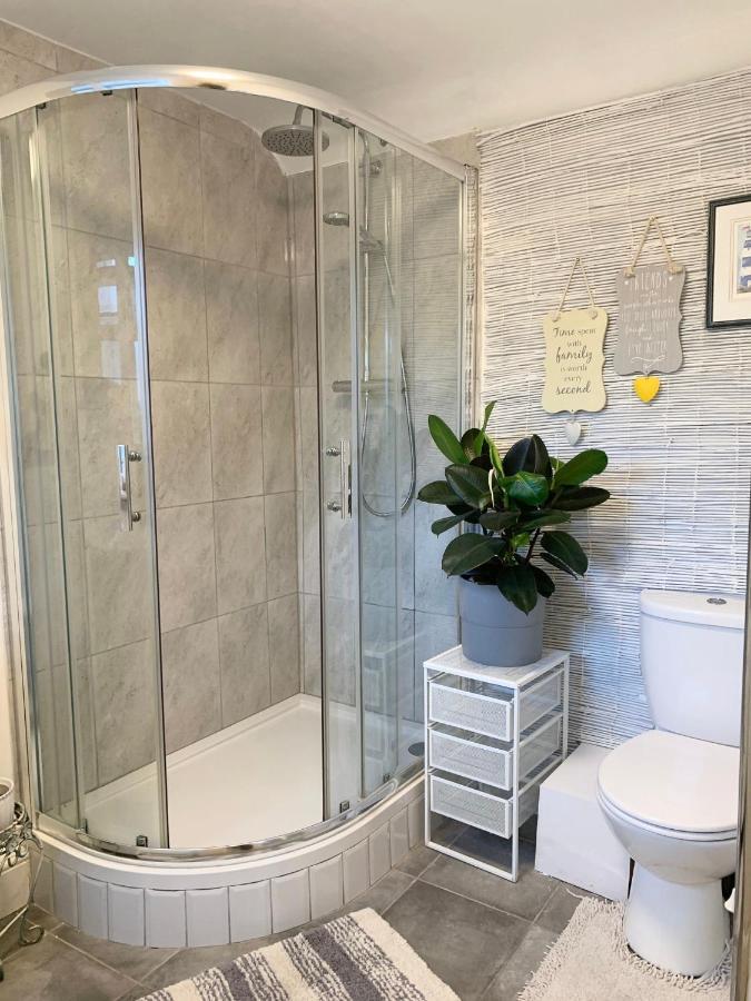 Beautiful Home, 3 Bedroom House Near Alton Towers, Wedgwood Museum, Universities 뉴캐슬언더라임 외부 사진